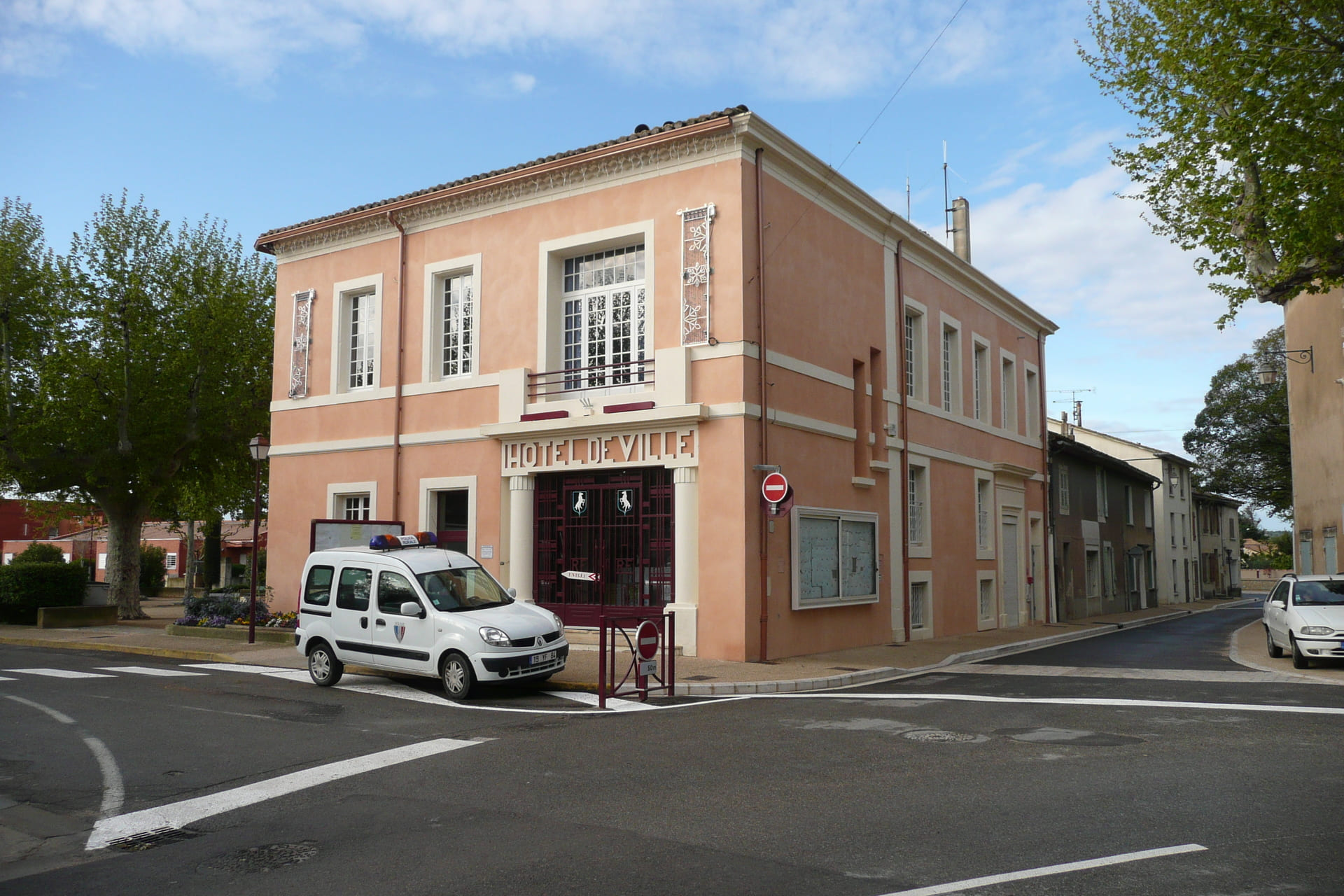 Hôtel_de_ville_à_Cheval-Blanc COMP(2)